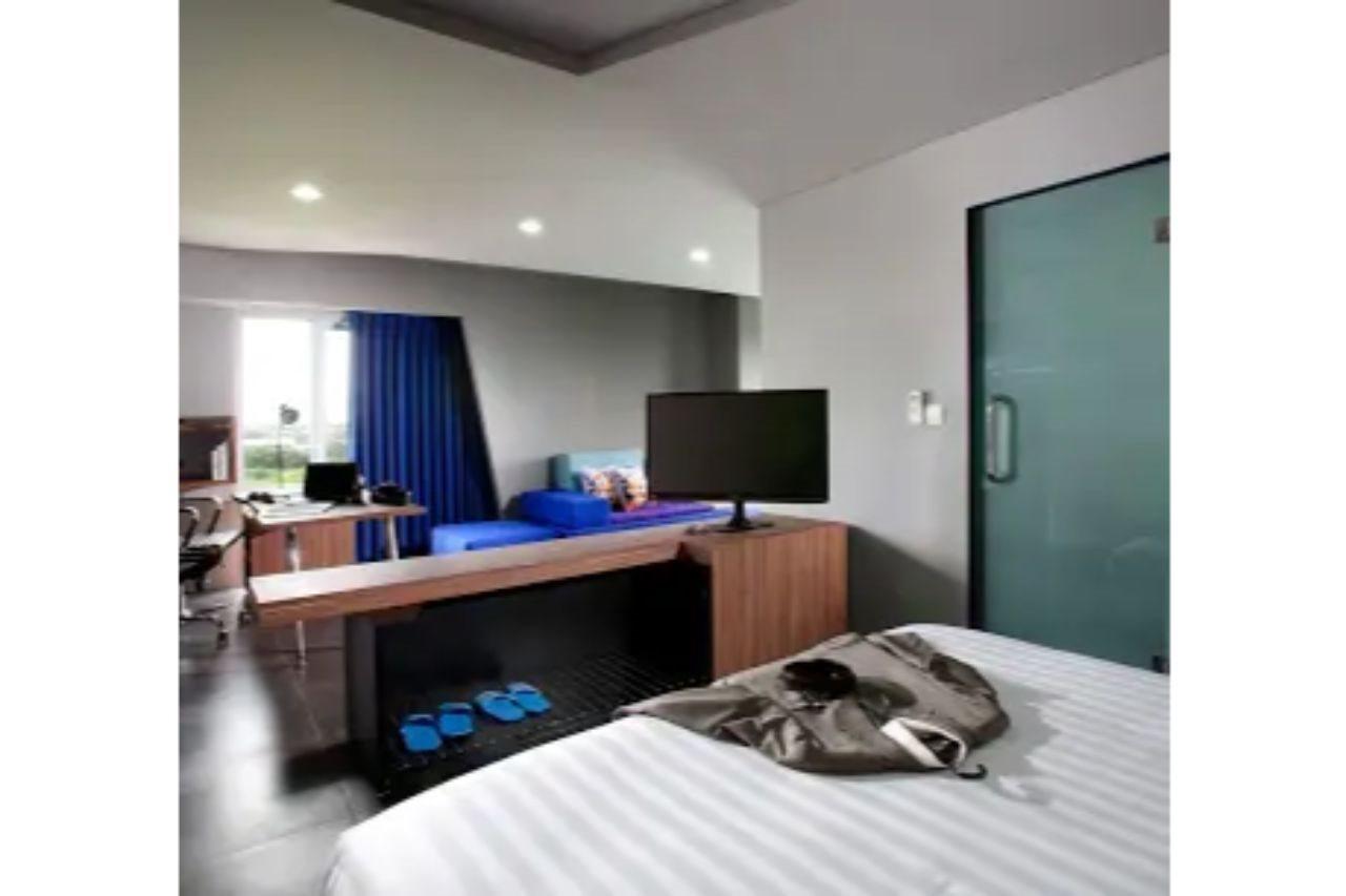 Berry Biz Hotel Seminyak Exteriör bild